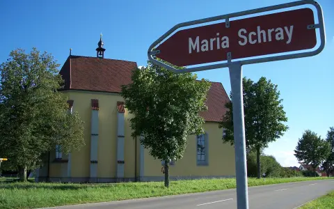 Wallfahrtskirche Maria Schray mit Wegweiser