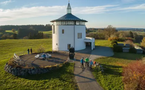 Aussicht genießen an der Galluskapelle bei Leutkirch im Allgäu
