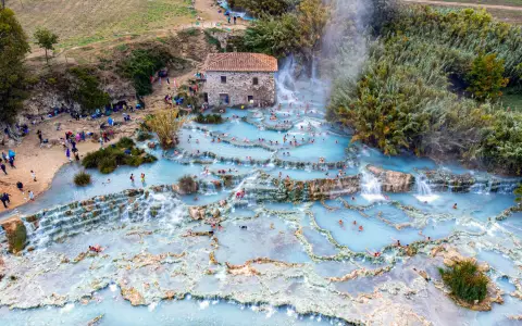 Symbolbild: Stunning aerial photo of Saturnia Hot Springs with turquoise waters and natural limestone terraces.