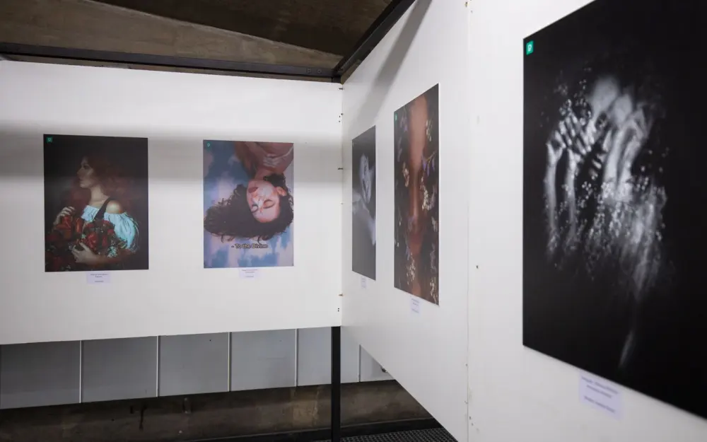 Symbolbild: Explore captivating photographs displayed at a contemporary art gallery exhibit.