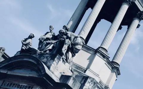 Symbolbild: Elegant classical monument featuring detailed sculptures and columns, captured in daylight.