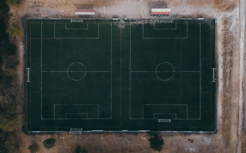 Symbolbild: Drone shot of twin soccer fields in Zapopan, Mexico, showcasing sports infrastructure.