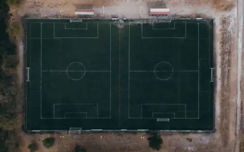 Symbolbild: Drone shot of twin soccer fields in Zapopan, Mexico, showcasing sports infrastructure.