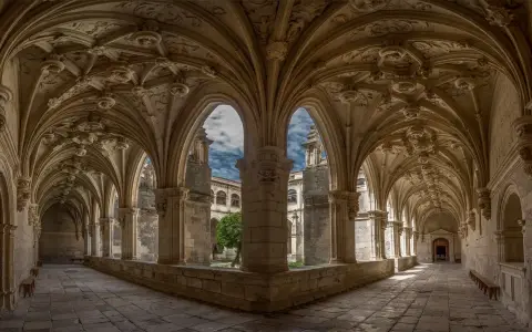 Symbolbild: Intricate architectural design of the cloisters at Monasterio de San Zoilo, Palencia, Spain.