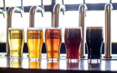 Symbolbild: Various craft beers from 10 Barrel Brewing Co. lined up in a pub setting.