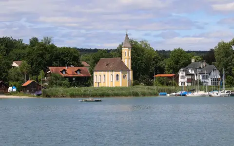Symbolbild: Picturesque view of a charming church by Lake Ammersee in Bavaria, Germany.