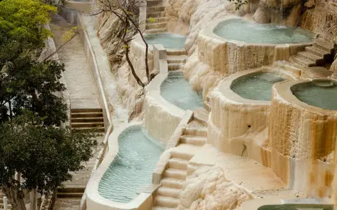 Symbolbild: Natural hot spring pools with stunning rock formations at Tolantongo, Mexico.