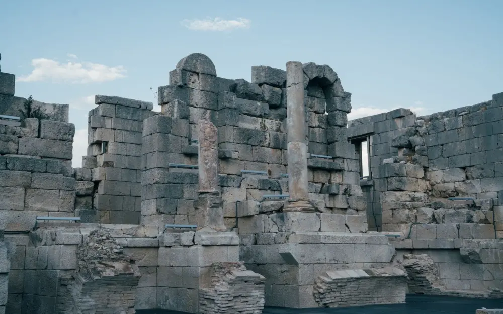 Symbolbild: Explore the ancient ruins of Patara in Turkey, showcasing historic stonework and columns.