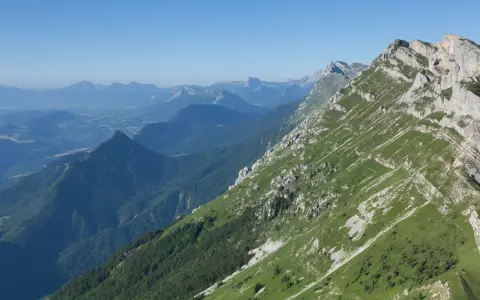 Symbolbild: Breathtaking aerial view of mountain landscape in Villard-de-Lans, France.