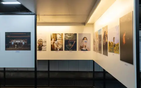 Symbolbild: A thoughtful display of diverse photographs in a well-lit gallery exhibit.