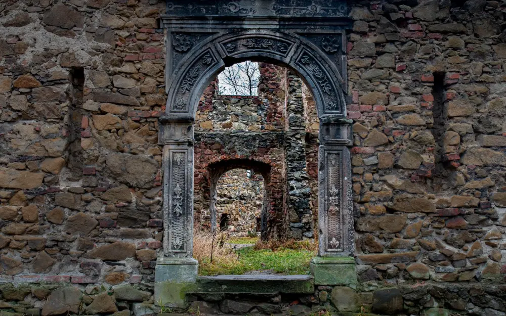 Symbolbild: Explore ancient stone arches in the old ruins of Wałbrzych, Poland.