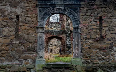Symbolbild: Explore ancient stone arches in the old ruins of Wałbrzych, Poland.