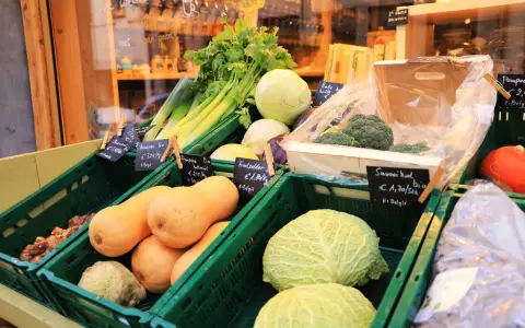 Symbolbild: Vibrant fresh vegetables on display at a local market in Antwerp, Belgium.