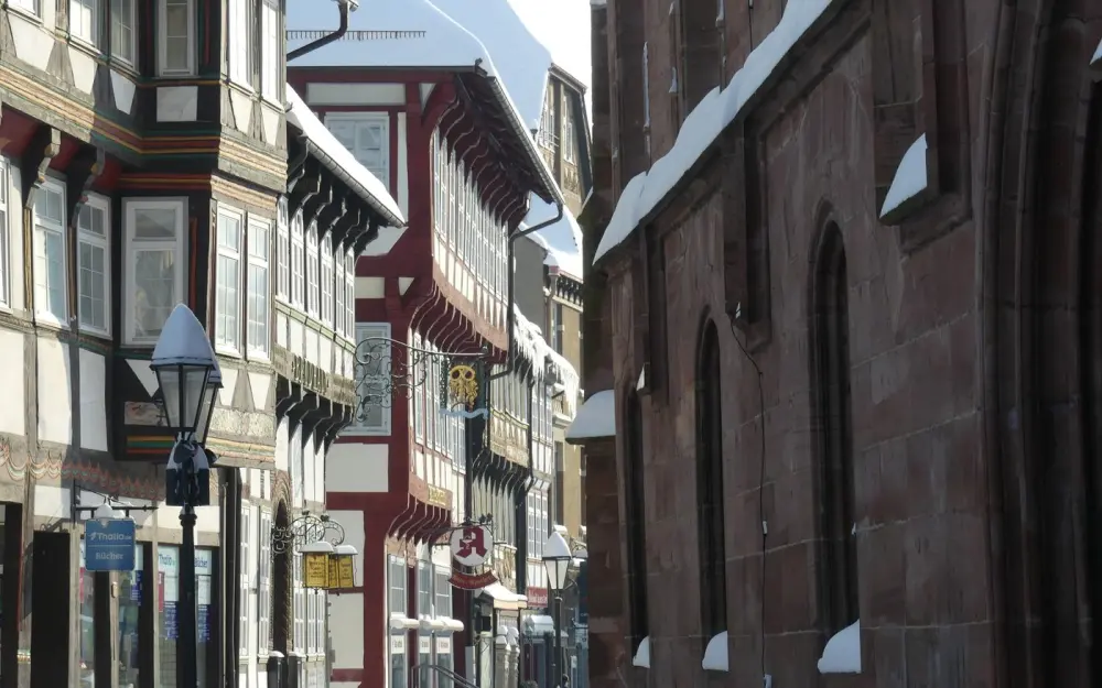 Symbolbild: Charming snow-covered street in Einbeck, showcasing traditional German architecture under winter's embrace.