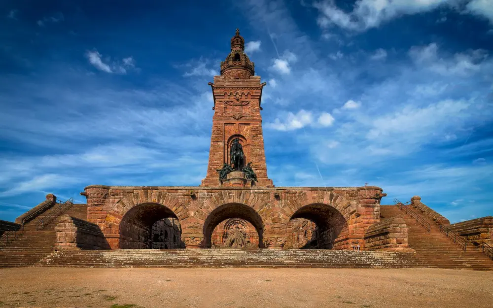 Symbolbild: Stunning view of the Kyffhäuser Monument in Germany against a vivid blue sky.