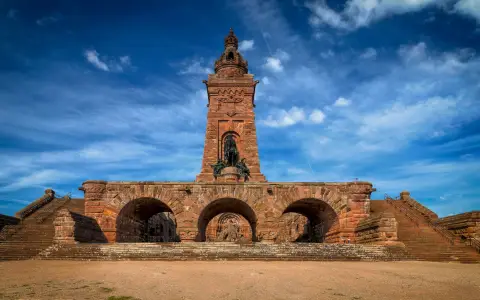 Symbolbild: Stunning view of the Kyffhäuser Monument in Germany against a vivid blue sky.