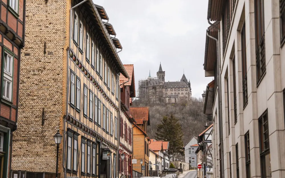 Symbolbild: Charming medieval street in Wernigerode, Germany with Wernigerode Castle in the background.