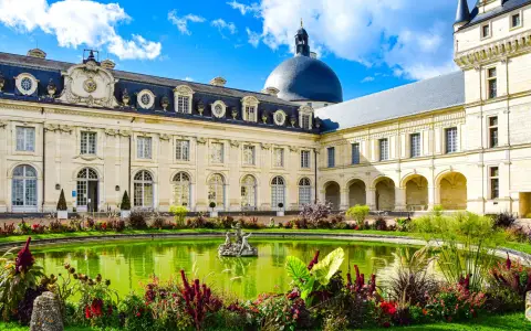 Symbolbild: Elegant view of Valençay Castle's gardens with a striking pond in the foreground.