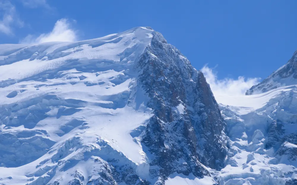 Symbolbild: Breathtaking view of snow-covered mountains under a clear blue sky.