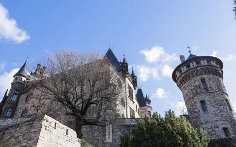 Symbolbild: Experience the medieval charm of Wernigerode Castle in Germany against a clear blue sky.