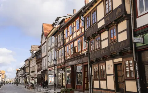 Symbolbild: Beautiful street view of historic half-timbered buildings in a quaint German town.