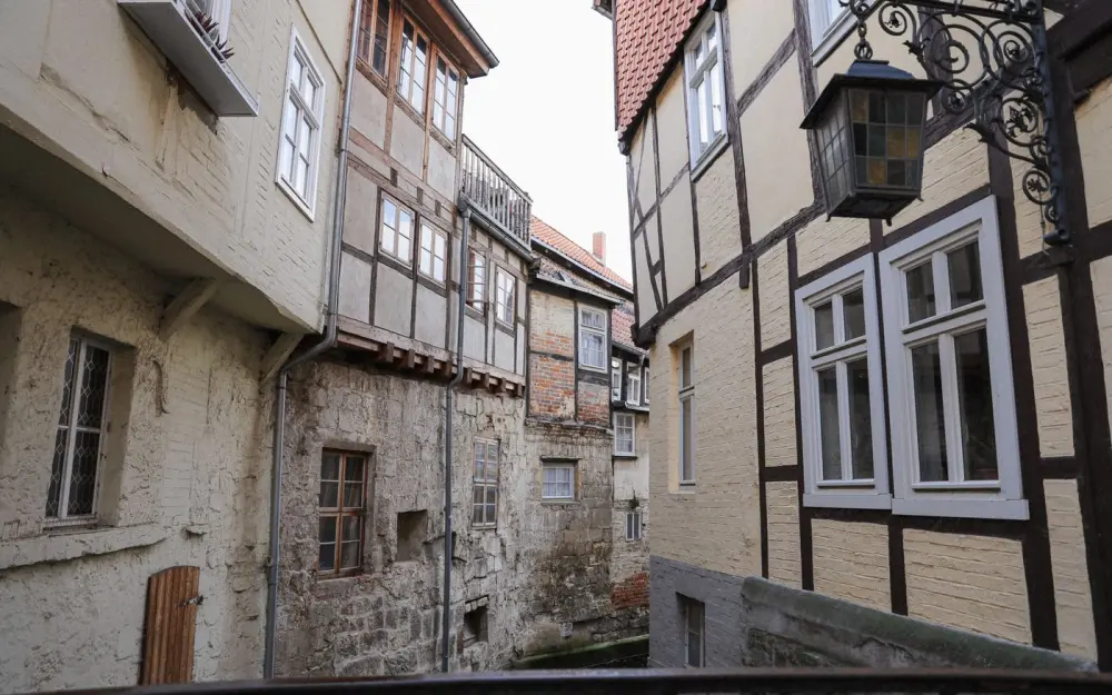 Symbolbild: Historic alley in Quedlinburg with UNESCO World Heritage half-timbered buildings and classic lantern.