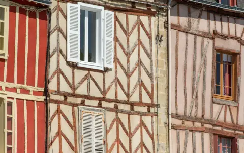 Symbolbild: Charming half-timbered townhouses in Vannes, showcasing traditional Breton architecture.