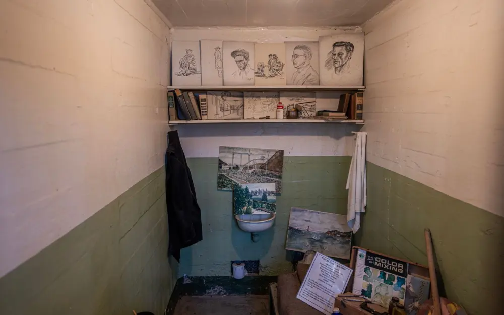 Symbolbild: Art display inside a historic Alcatraz prison cell showcasing inmate creativity.