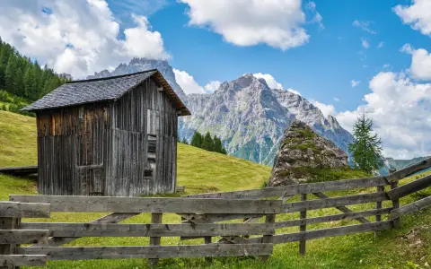 Symbolbild: Charming wooden cabin in mountainous Trentino-Alto Adige landscape offering a scenic view.