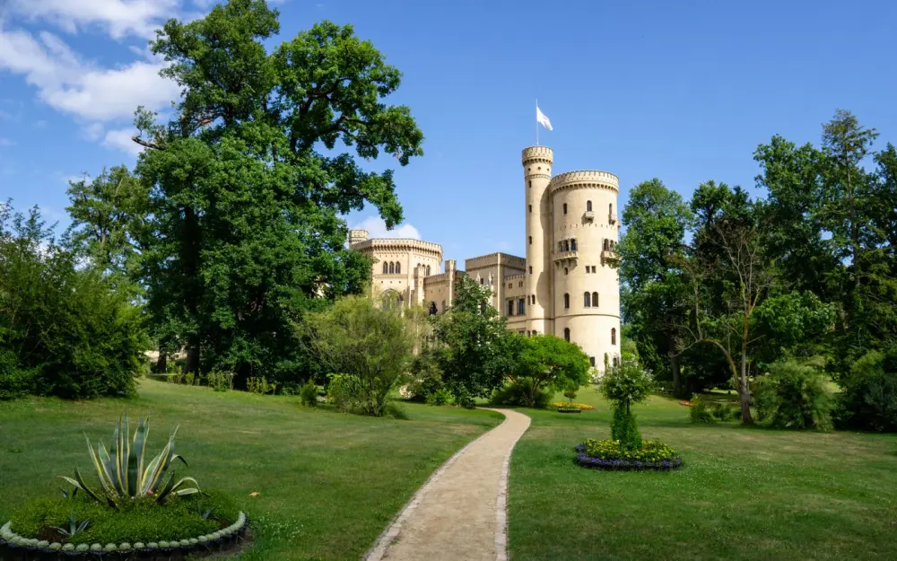 Symbolbild: Explore the charming Babelsberg Palace surrounded by lush greenery in Potsdam.