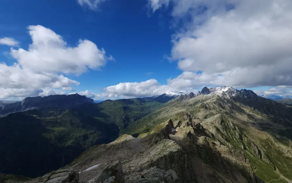 Symbolbild: Scenic view of Chamonix-Mont-Blanc's rugged peaks under a vibrant blue sky.