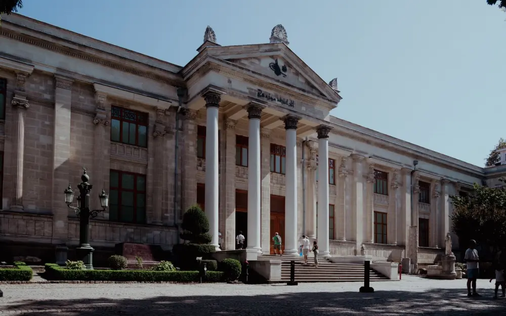 Symbolbild: Exterior view of Istanbul Archaeology Museum showcasing neoclassical architecture bathed in daylight.