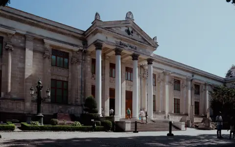 Symbolbild: Exterior view of Istanbul Archaeology Museum showcasing neoclassical architecture bathed in daylight.