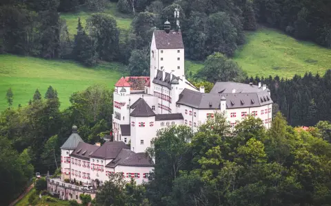 Symbolbild: Aerial view of Hohenaschau Castle nestled in the lush Bavarian countryside, Germany.