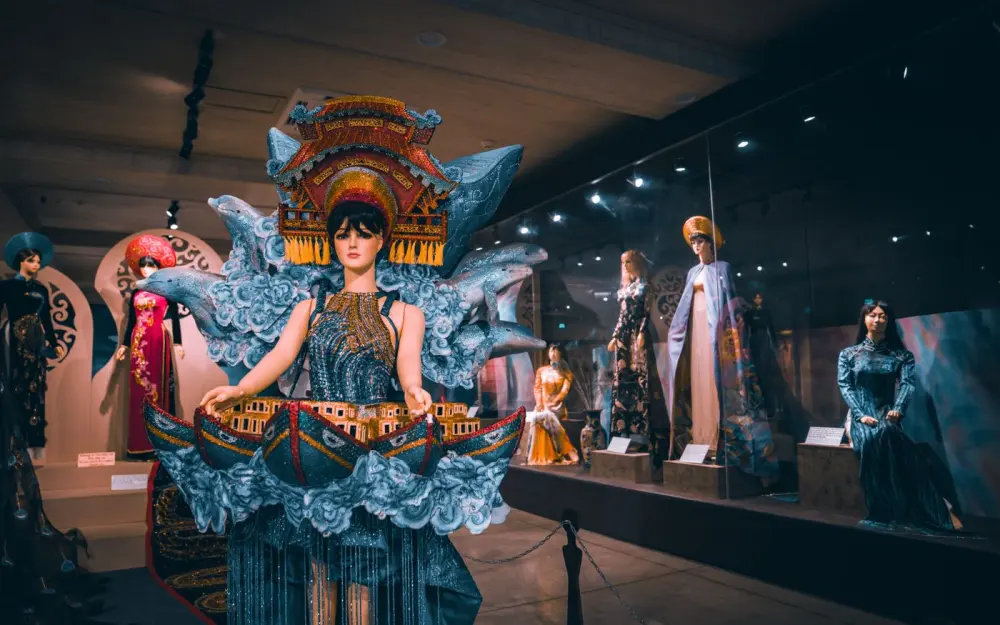 Symbolbild: Dazzling fashion exhibition featuring elaborately dressed mannequins in ornate gowns.