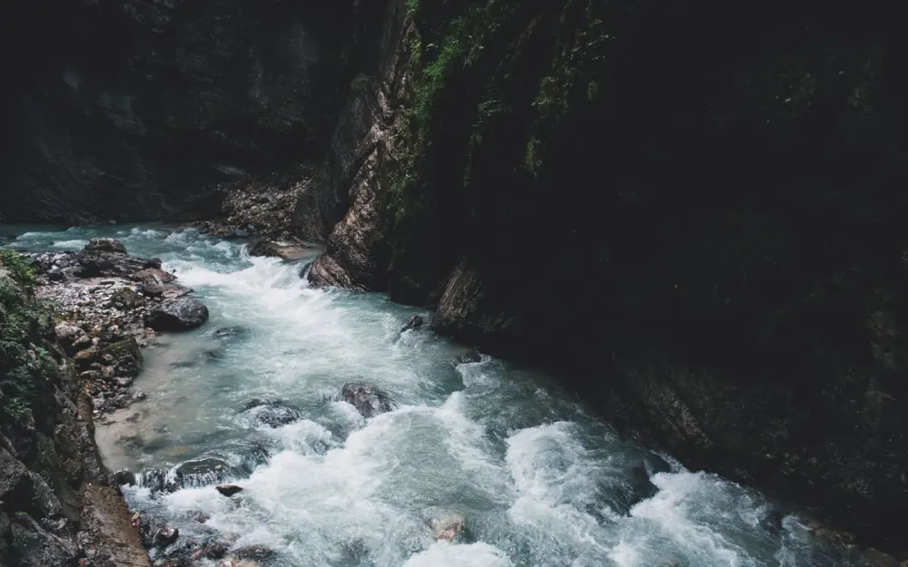 Symbolbild: Capture the serenity and power of cascading rapids in a lush mountain canyon.