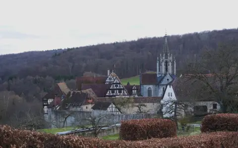 Symbolbild: Scenic view of Bebenhausen Monastery amidst a wintery forest in Tübingen, Germany.