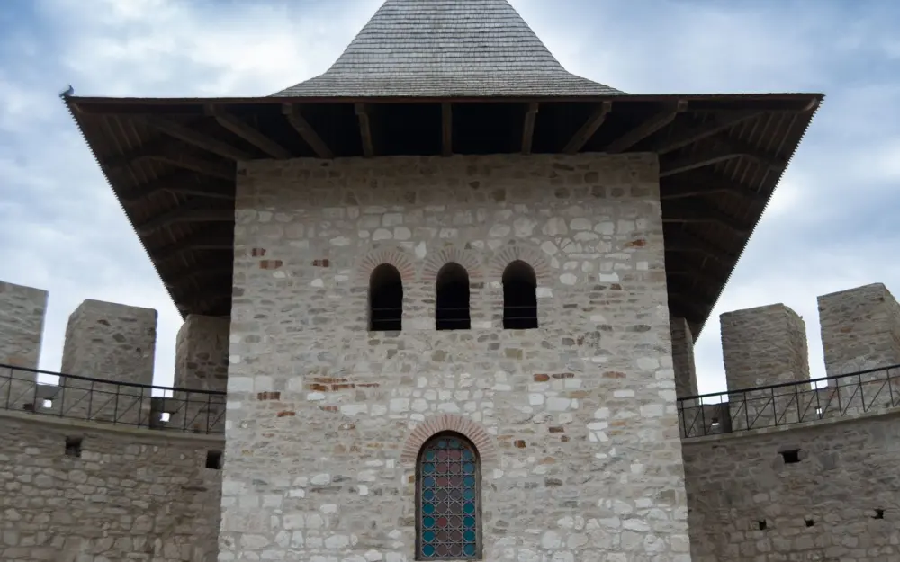 Symbolbild: Close-up of Soroca Castle's stone tower with clear sky, showcasing medieval architecture.