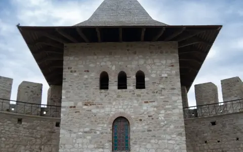 Symbolbild: Close-up of Soroca Castle's stone tower with clear sky, showcasing medieval architecture.