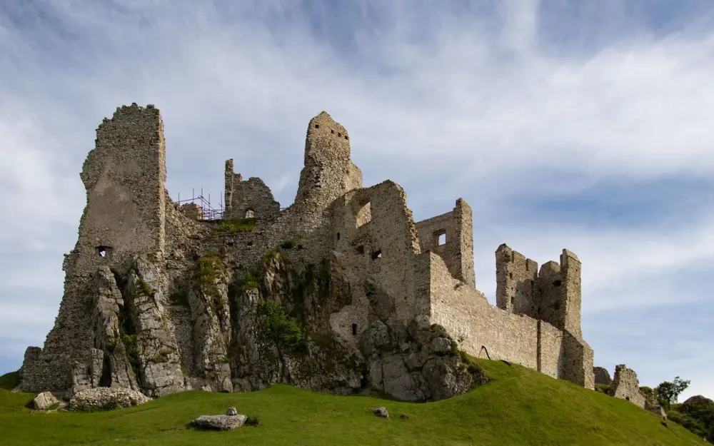 Symbolbild: Scenic view of Hrušov Castle ruins in Slovakia, symbolizing medieval history.