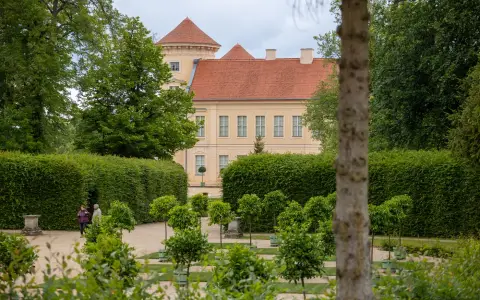 Symbolbild: Explore the scenic gardens of Rheinsberg Palace with lush greenery and historic architecture.