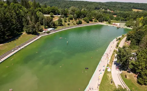 Symbolbild: Aerial view of Orahovica Lake in Croatia, capturing summer leisure activities and lush green surroundings.