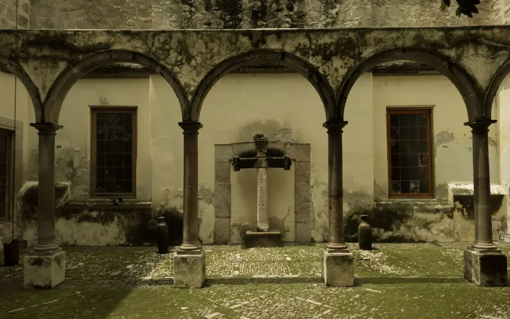 Symbolbild: Historic cloister with gothic arches and vintage stone textures, evoking a serene atmosphere.