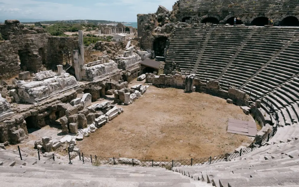 Symbolbild: Ancient amphitheater ruins in Side, Antalya, showcasing historic architecture.