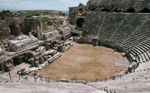 Symbolbild: Ancient amphitheater ruins in Side, Antalya, showcasing historic architecture.