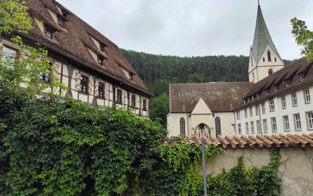 Symbolbild: Charming half-timbered houses and historic church in scenic Blaubeuren, Germany.
