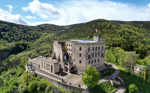 Symbolbild: Explore the historic Hambach Castle set against a lush, scenic landscape in Germany.