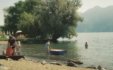 Symbolbild: Relaxing day on the lake with a family enjoying water activities and scenic nature.