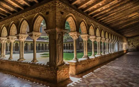 Symbolbild: Explore the serene Gothic cloister in Moissac, France, showcasing stunning medieval architecture.
