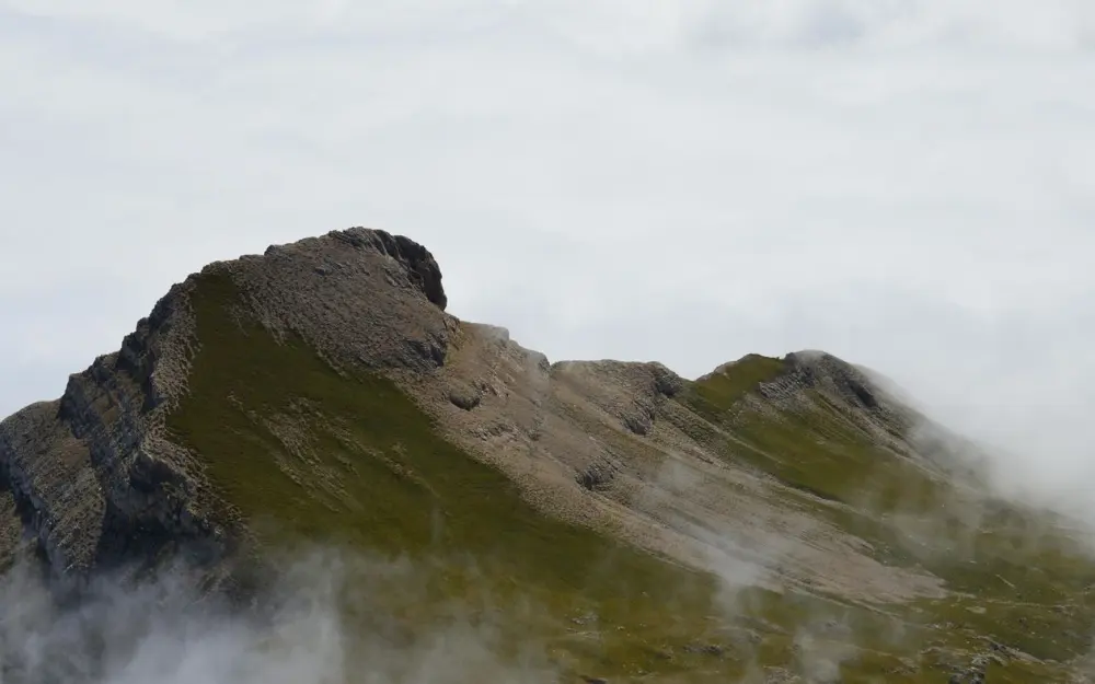 Symbolbild: Explore the misty peaks of Gresse-en-Vercors in this breathtaking alpine landscape view.